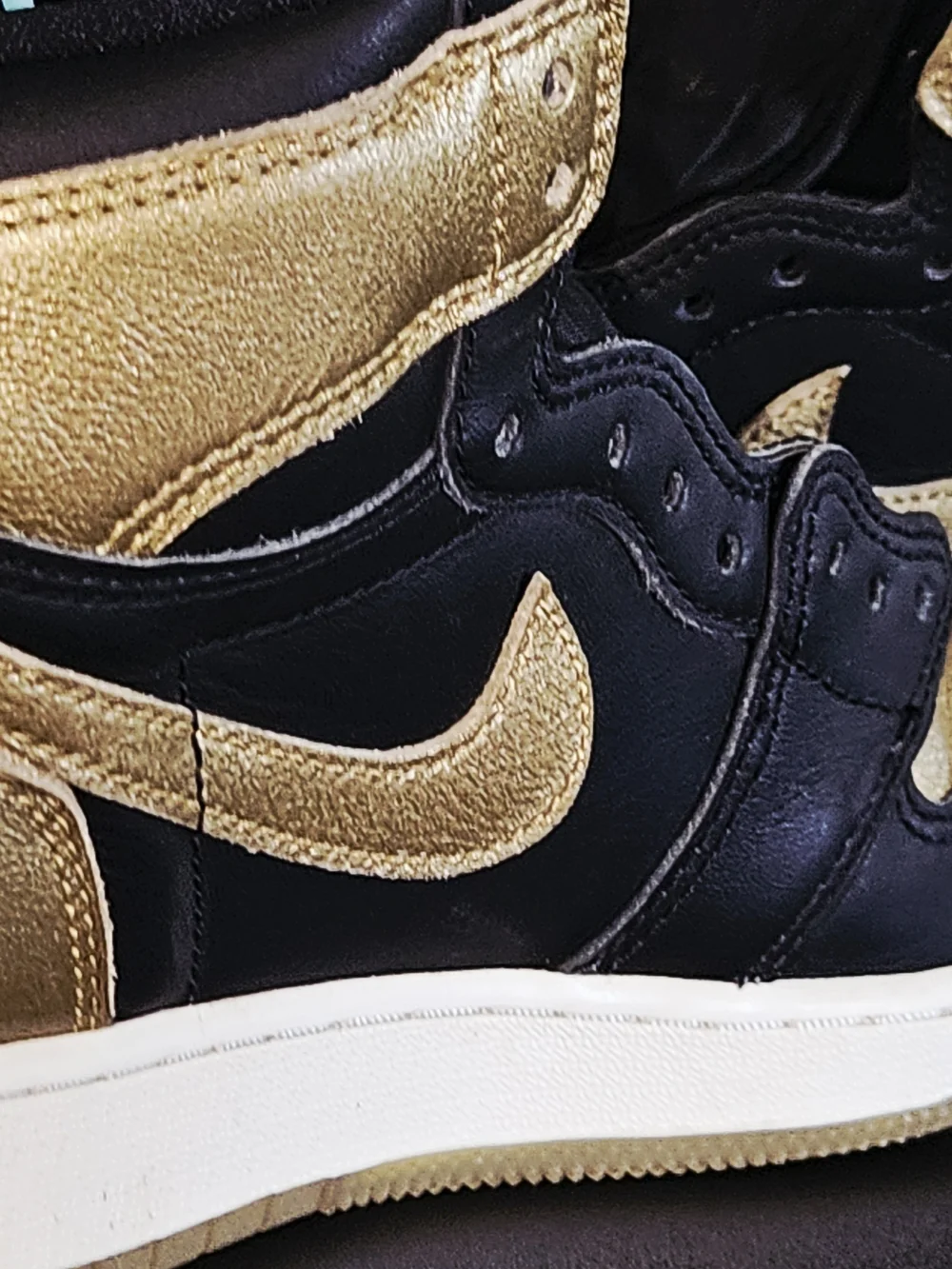 Air Jordan 1 High Black Metallic Gold